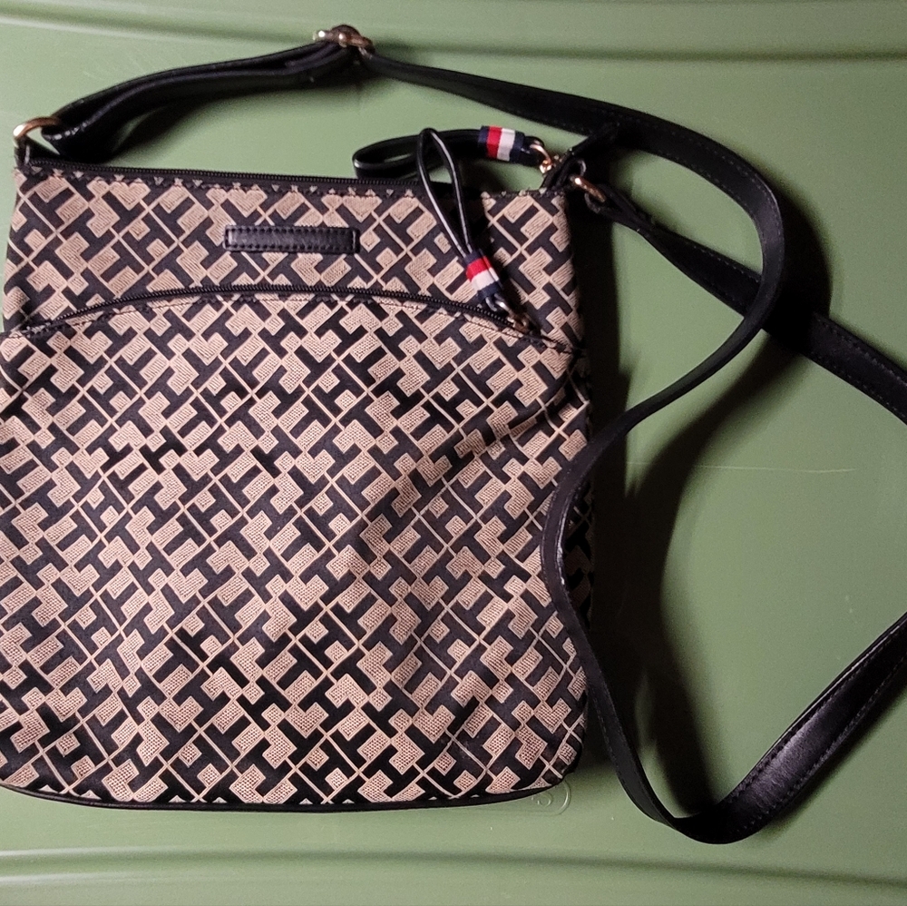 Tommy Hilfiger Stylish Black and Beige Crossbody Bag